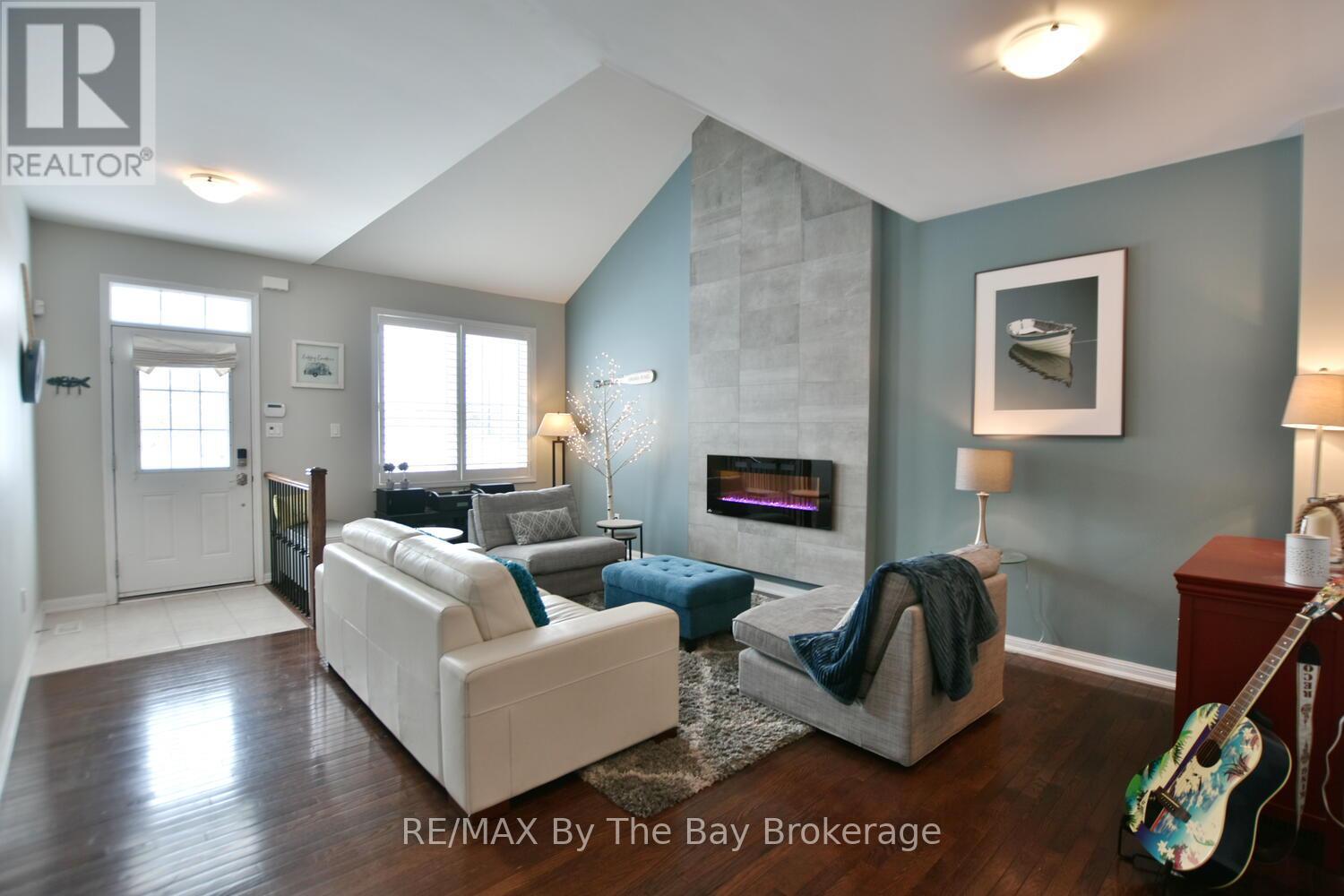 37 Berkshire Avenue, Wasaga Beach, Ontario  L9Z 0G3 - Photo 2 - S12842220