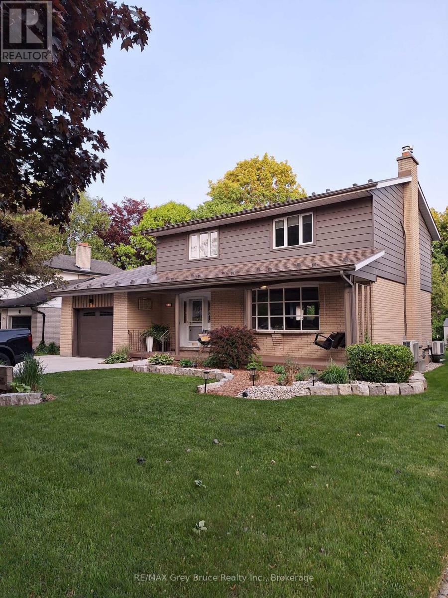 74 Inwood Crescent, Kitchener, Ontario  N2M 2M1 - Photo 2 - X12860246