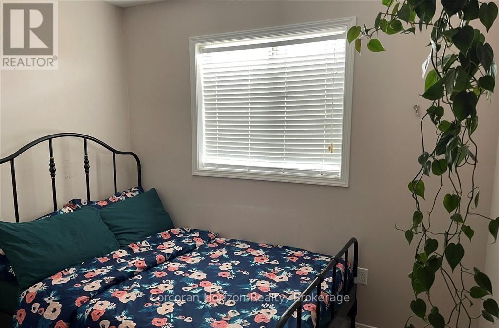 99 Stonemount Crescent, Essa, Ontario  L0M 1B4 - Photo 7 - N12889222