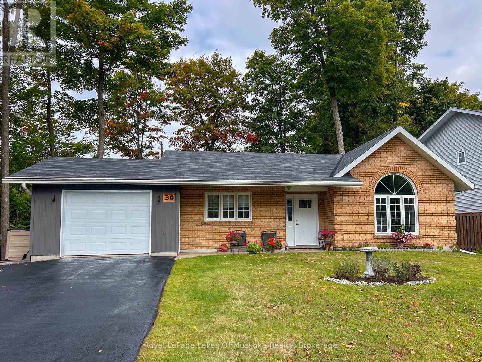 30 SHAW CRESCENT, Huntsville, Ontario