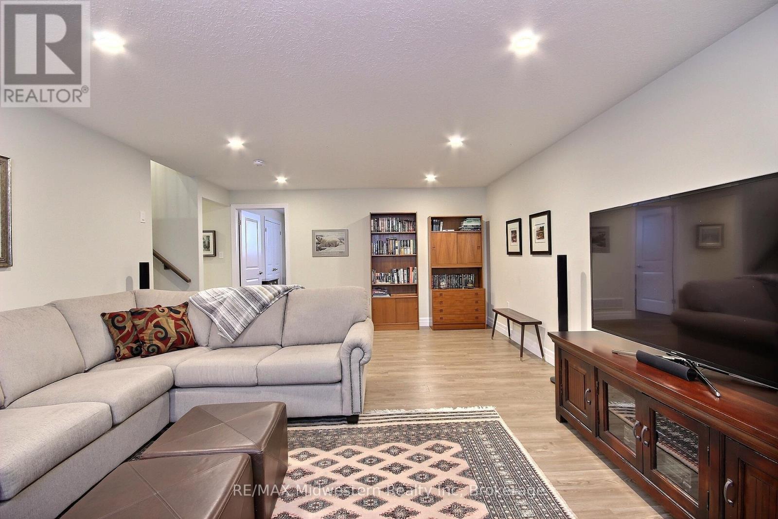 1095 Kincaid Street W, North Perth, Ontario  N4W 0J8 - Photo 17 - X12896002