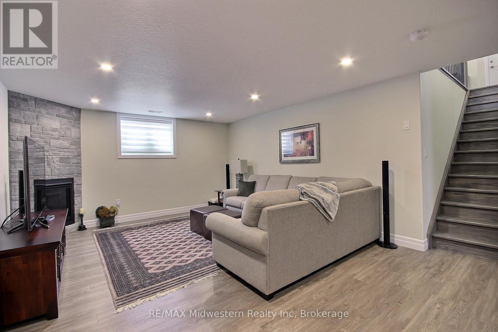 1095 Kincaid Street W, North Perth, Ontario  N4W 0J8 - Photo 18 - X12896002