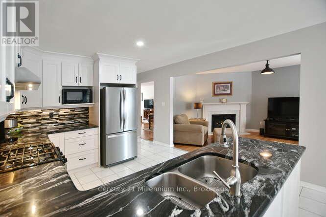 1 Downer Crescent, Wasaga Beach, Ontario  L9Z 1B9 - Photo 11 - S12899892