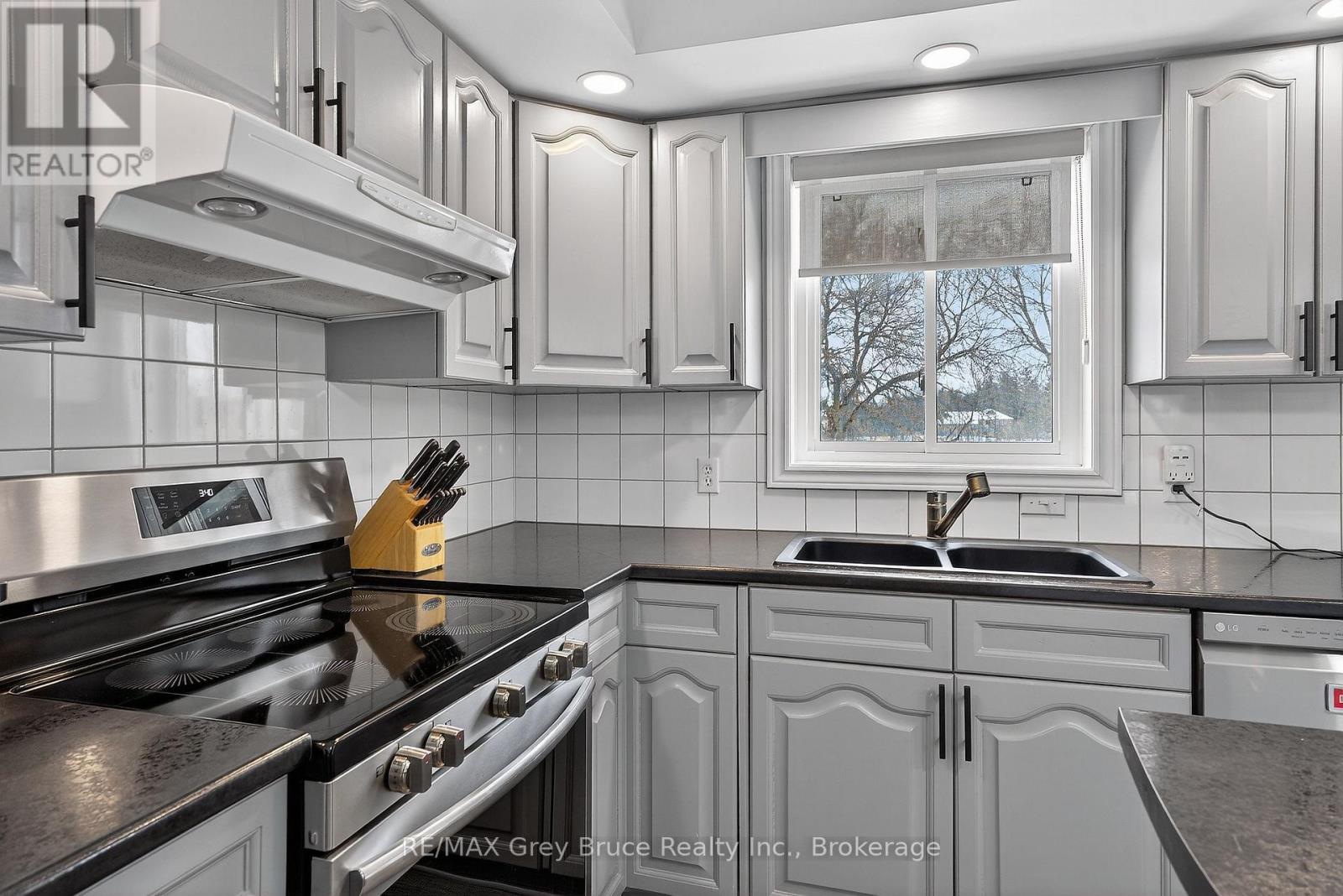 102 Mary Avenue W, Georgian Bluffs, Ontario  N4K 5N5 - Photo 12 - X12902280