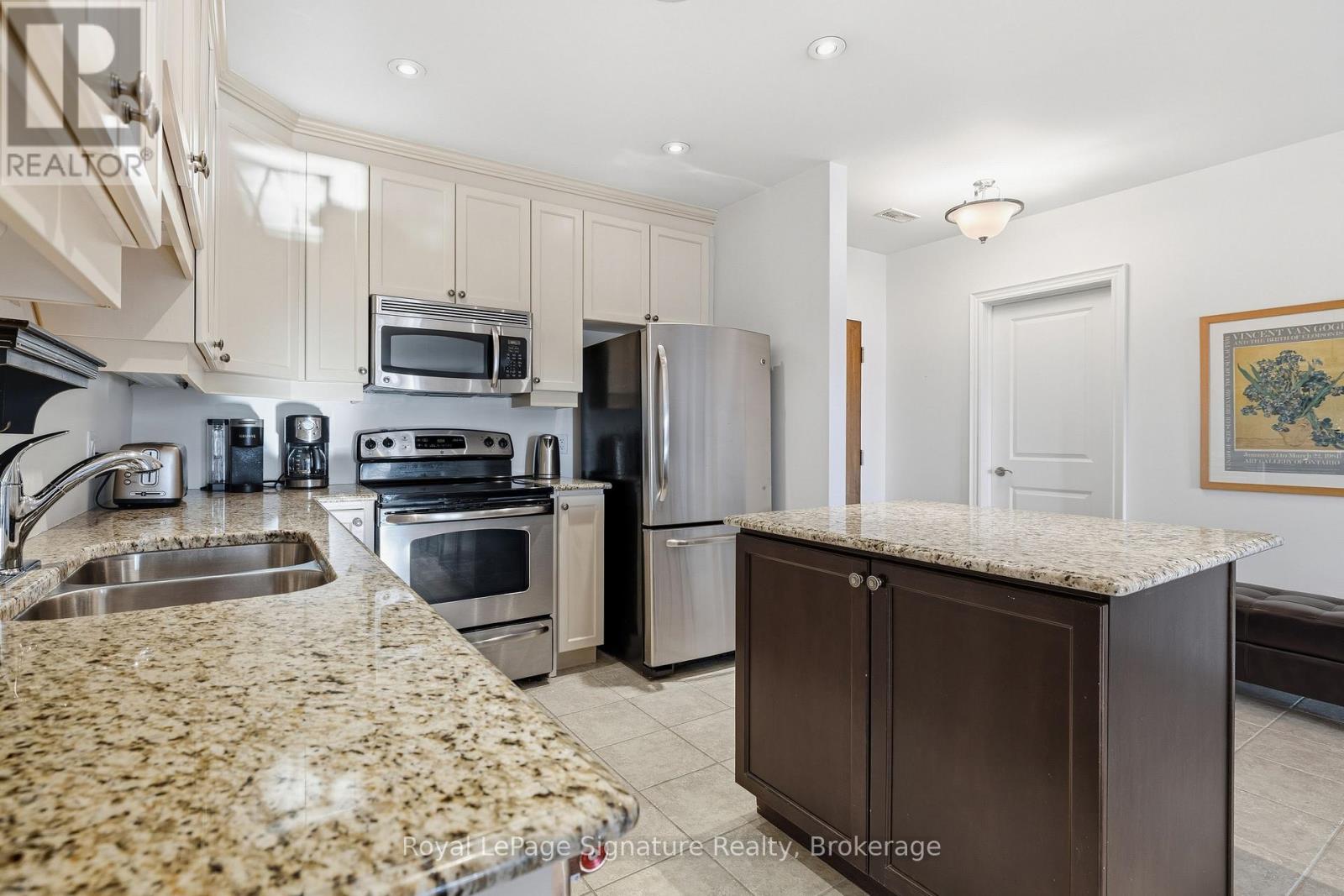 207 - 27 Beaver Street, Blue Mountains, Ontario  N0H 2P0 - Photo 8 - X12902450