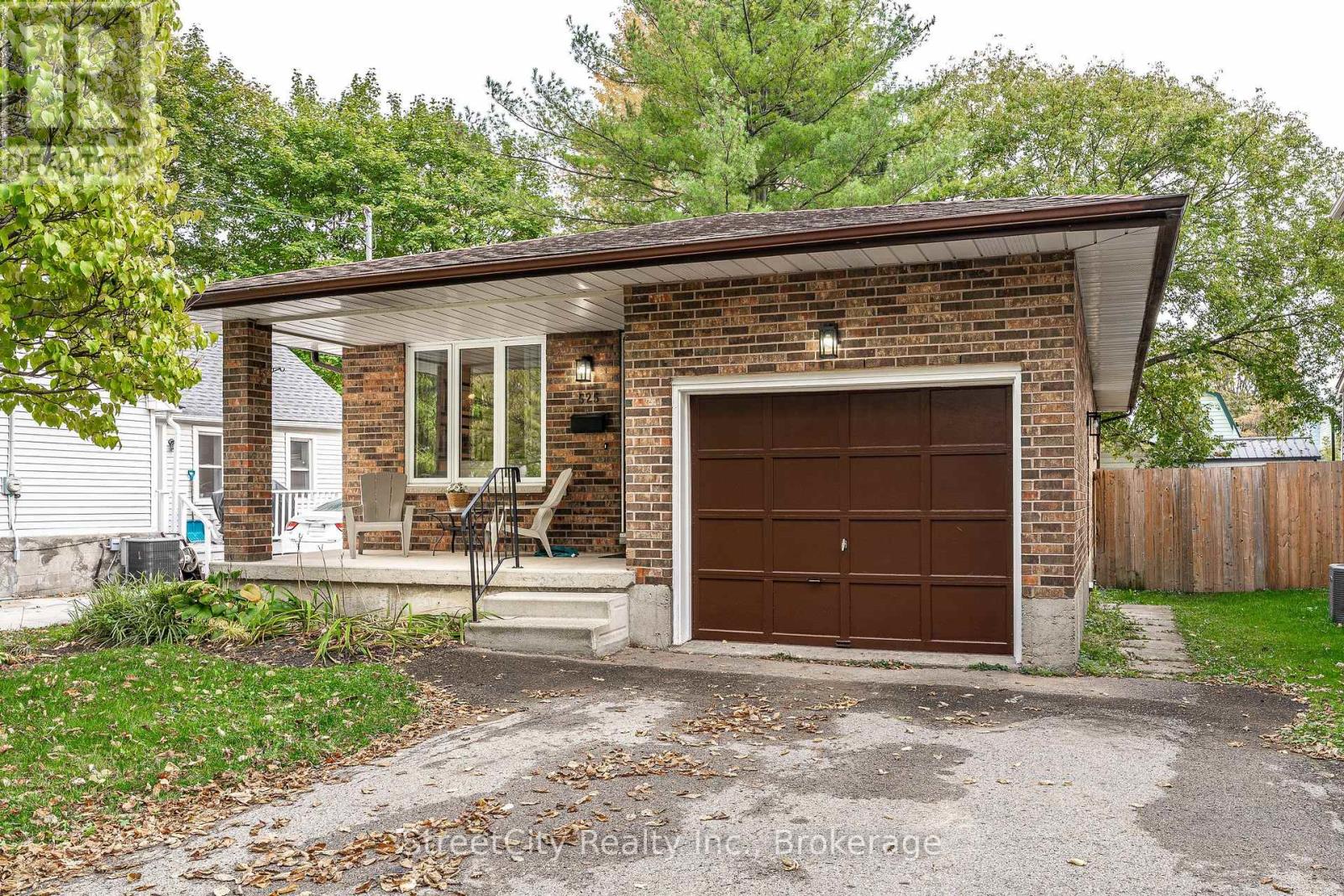 525 Albert Street E, Stratford, Ontario  N5A 3L6 - Photo 2 - X12910036