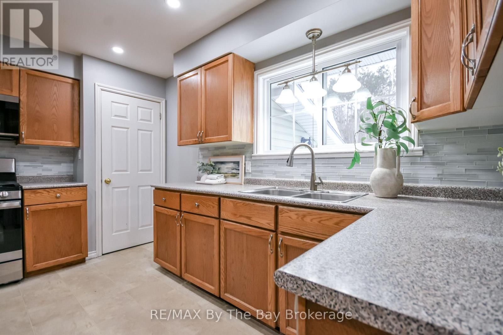 111 Balm Beach Road E, Tiny, Ontario  L0L 2J0 - Photo 13 - S12930798