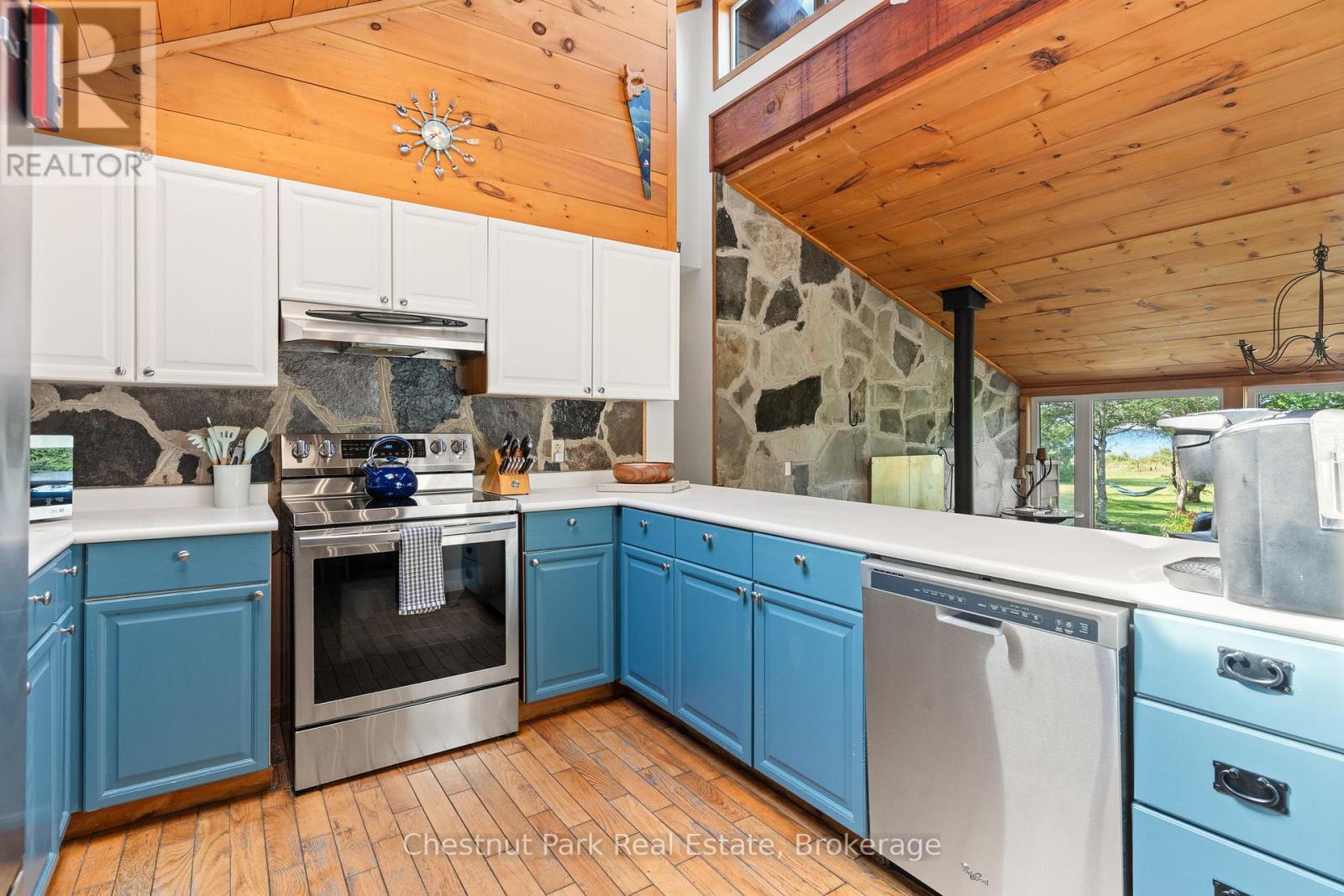 139 Huron Drive, Northern Bruce Peninsula, Ontario  N0H 2R0 - Photo 12 - X12935108