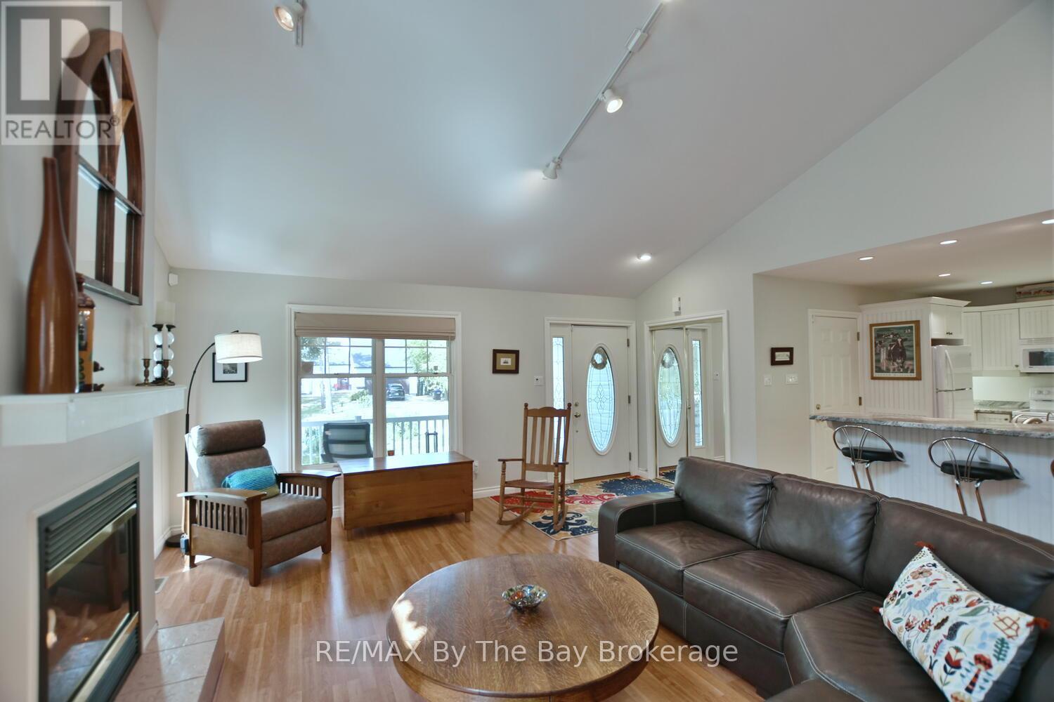 1327 River Road E, Wasaga Beach, Ontario  L9Z 2R7 - Photo 10 - S12941550