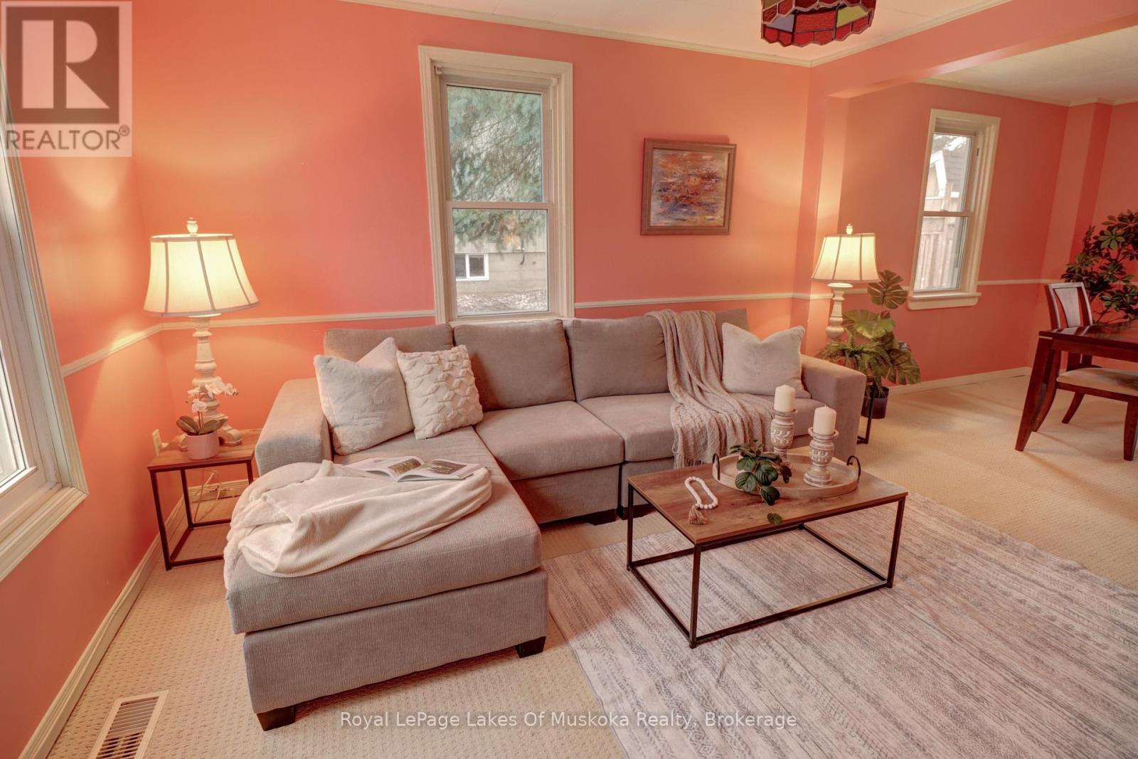 16 Rogers Road, Huntsville, Ontario  P1H 1T1 - Photo 2 - X12942296