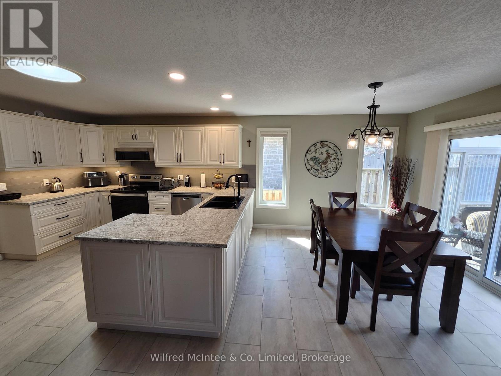 230 4th Street Crescent, Hanover, Ontario  N4N 3S2 - Photo 5 - X12943066