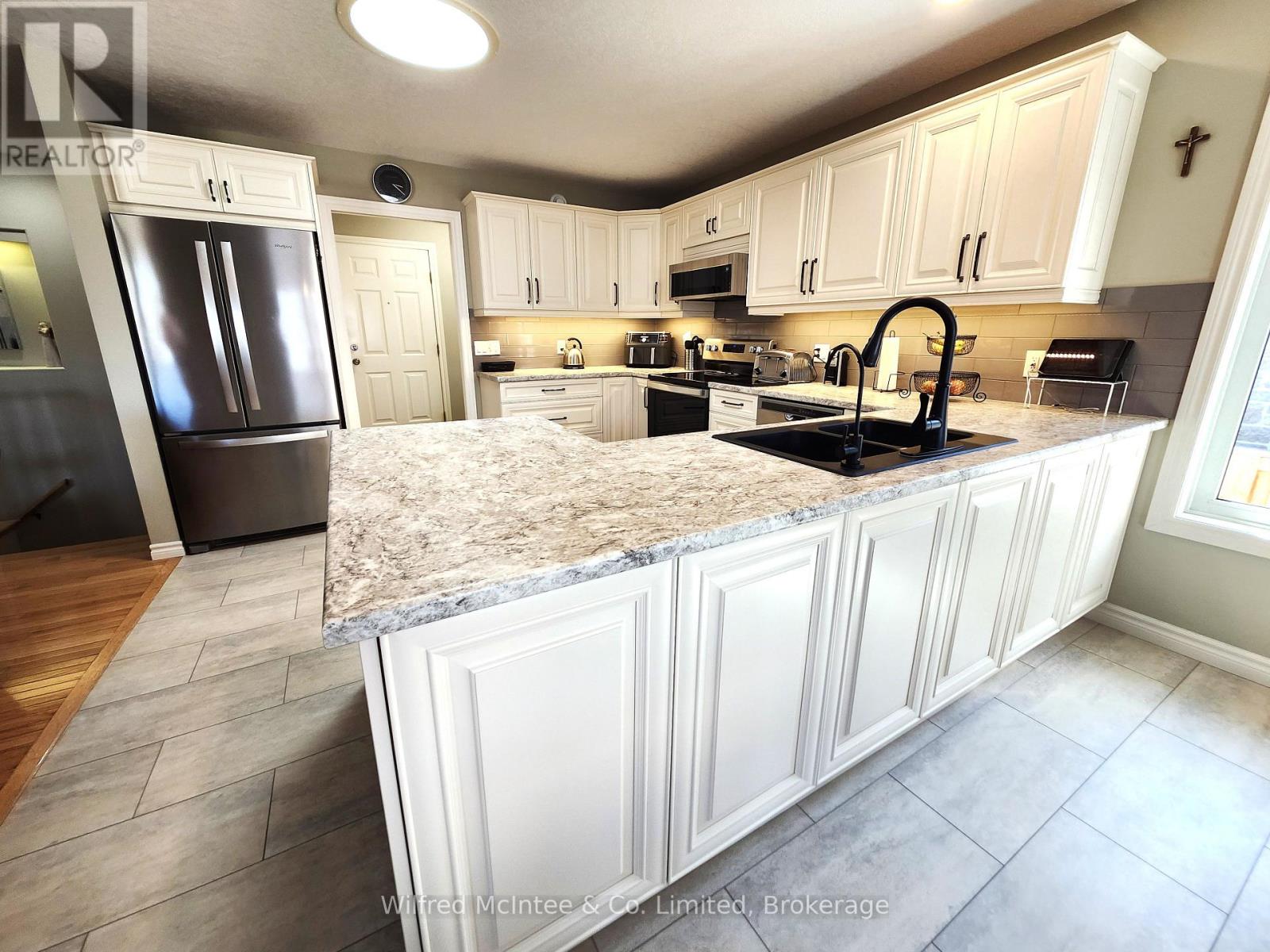 230 4th Street Crescent, Hanover, Ontario  N4N 3S2 - Photo 7 - X12943066