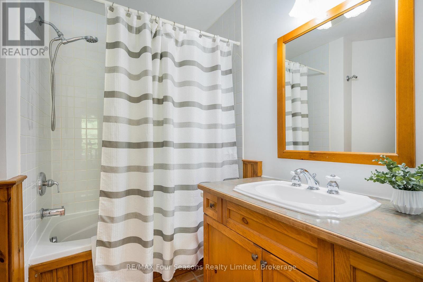 114 - 184 Snowbridge Way, Blue Mountains, Ontario  L9Y 0V1 - Photo 18 - X12943080