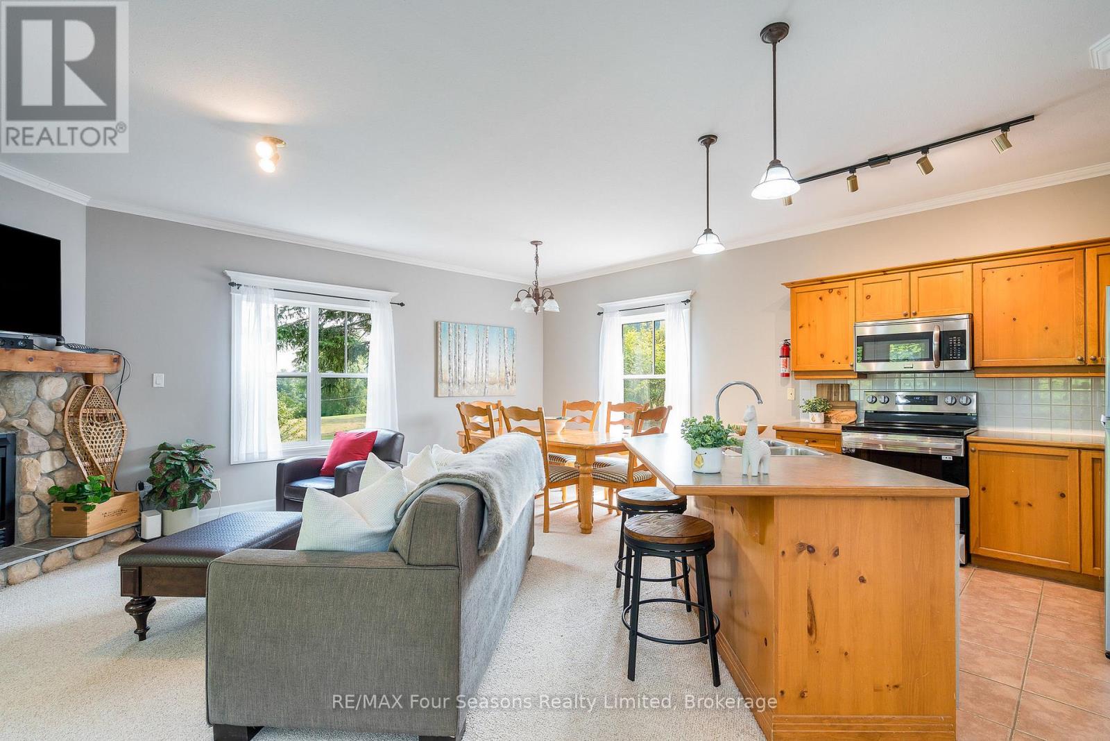 114 - 184 Snowbridge Way, Blue Mountains, Ontario  L9Y 0V1 - Photo 7 - X12943080