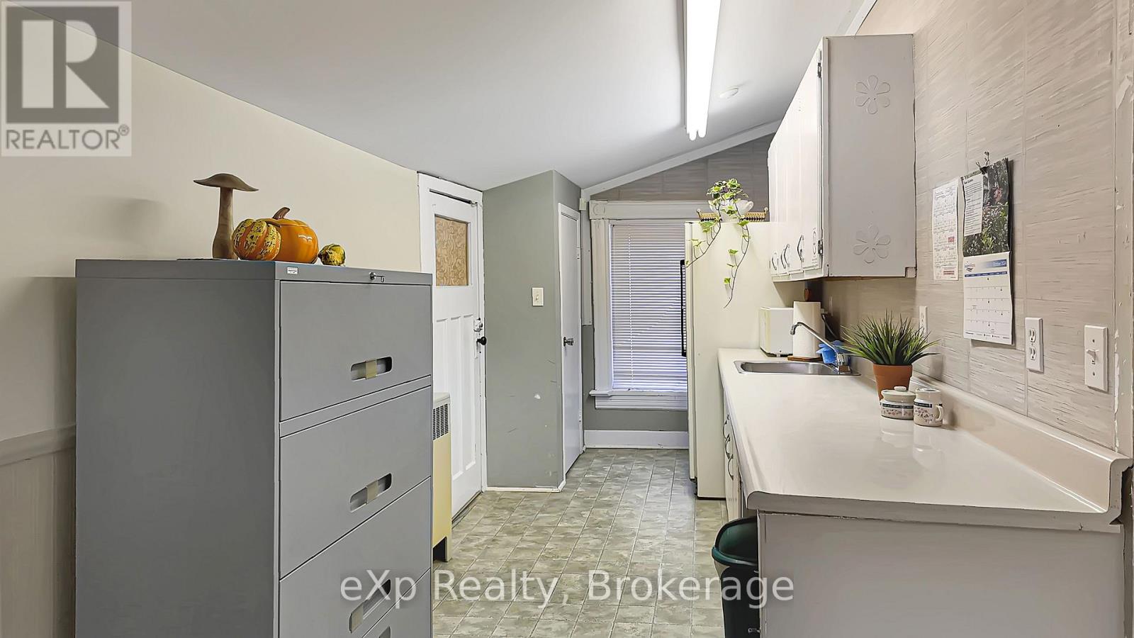 21 Grosvenor Street N, Saugeen Shores, Ontario  N0H 2L0 - Photo 11 - X12947904