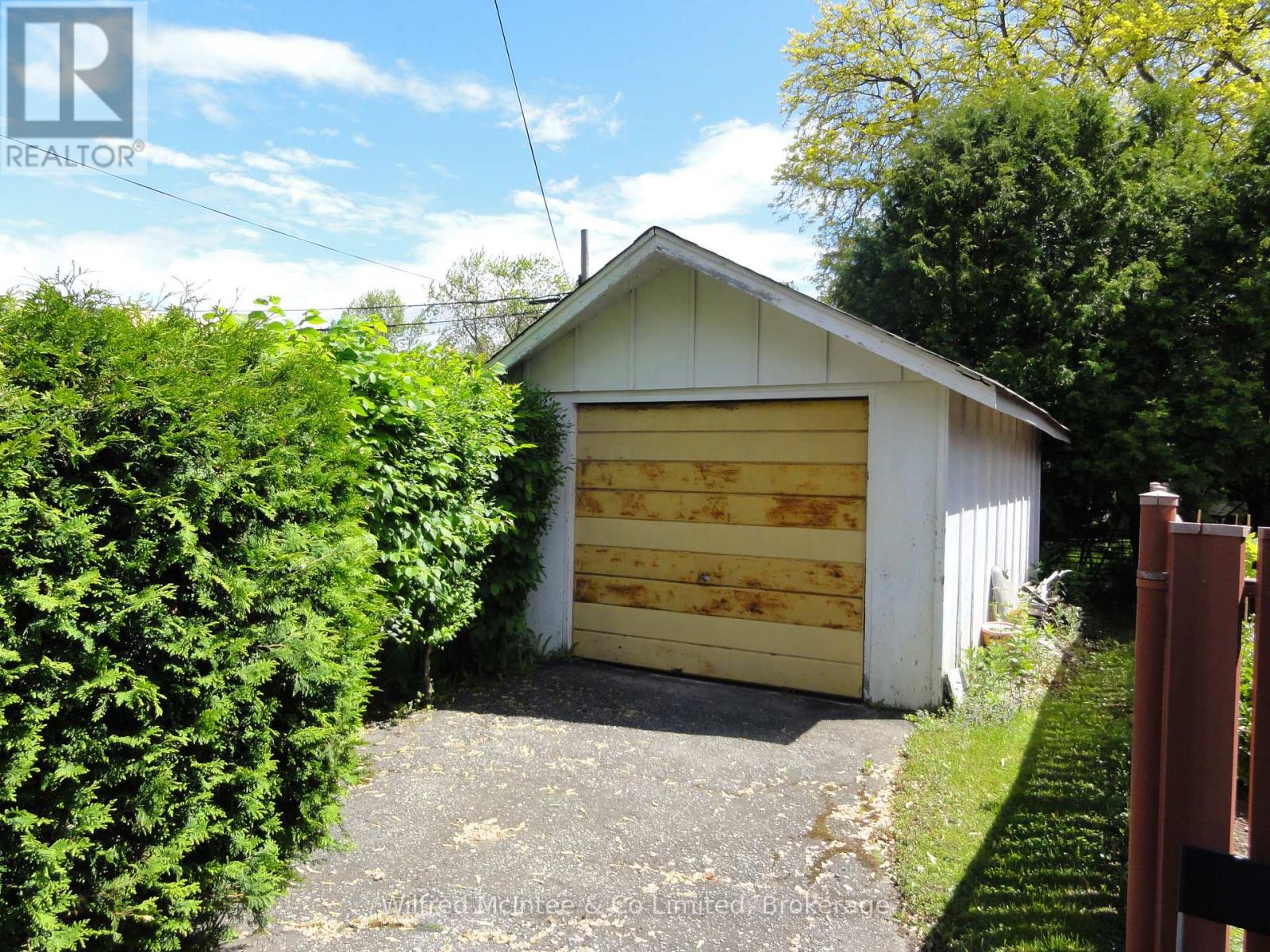 69 Haliburton Avenue, Toronto, Ontario  M9B 4Y6 - Photo 23 - W12950862