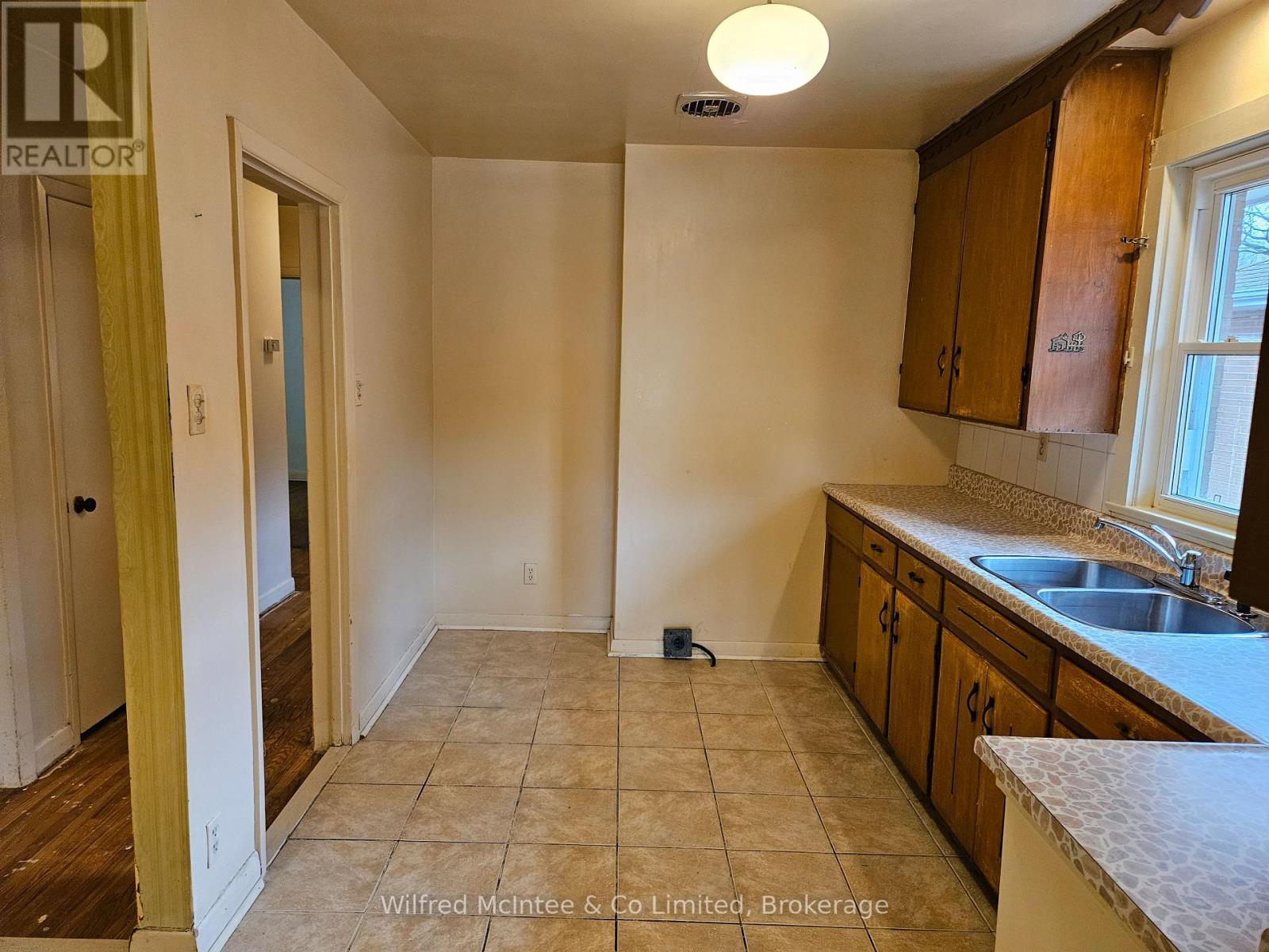 69 Haliburton Avenue, Toronto, Ontario  M9B 4Y6 - Photo 4 - W12950862