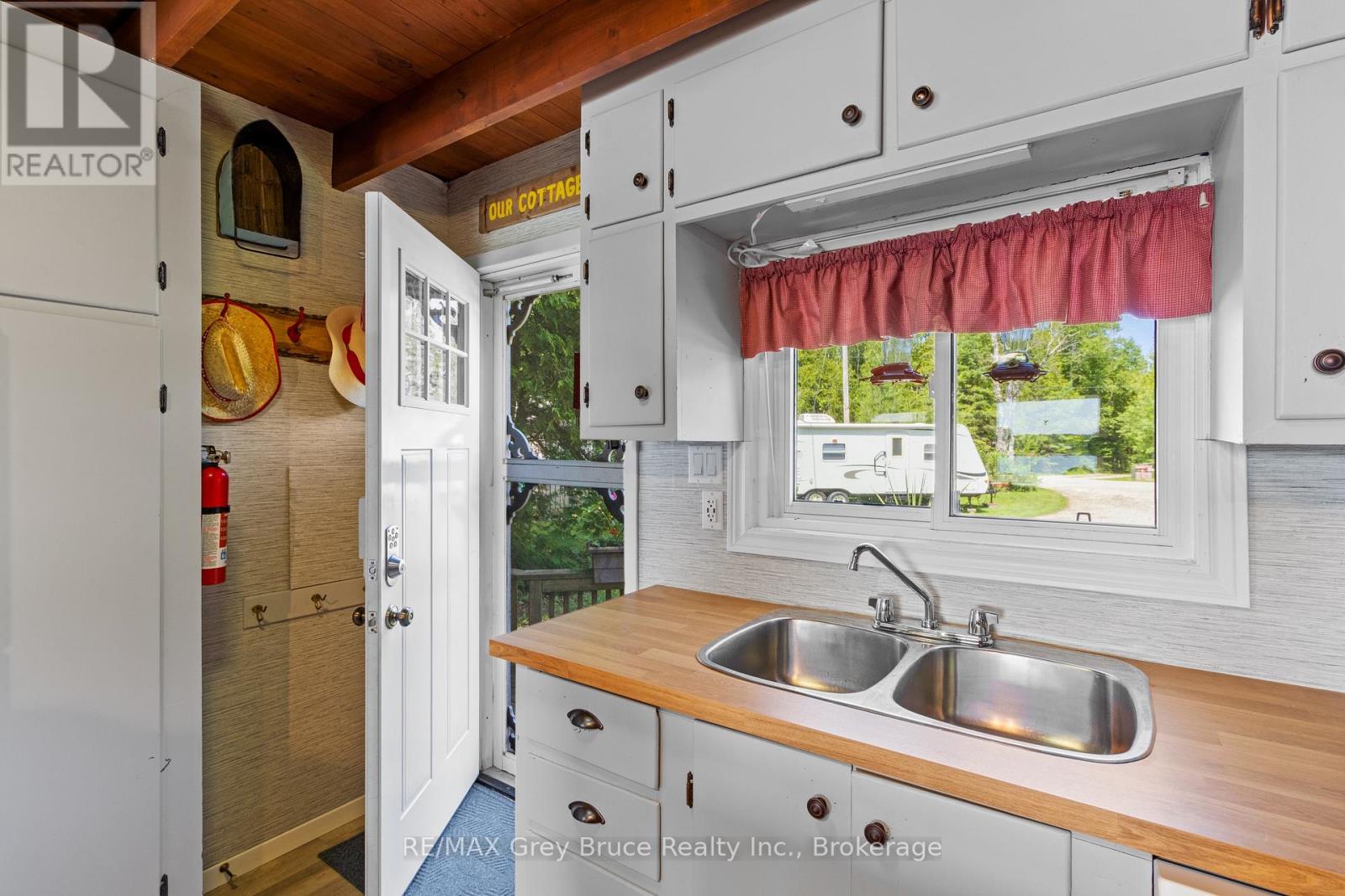 40 Aberdeen Avenue, Northern Bruce Peninsula, Ontario  N0H 2T0 - Photo 23 - X12950796