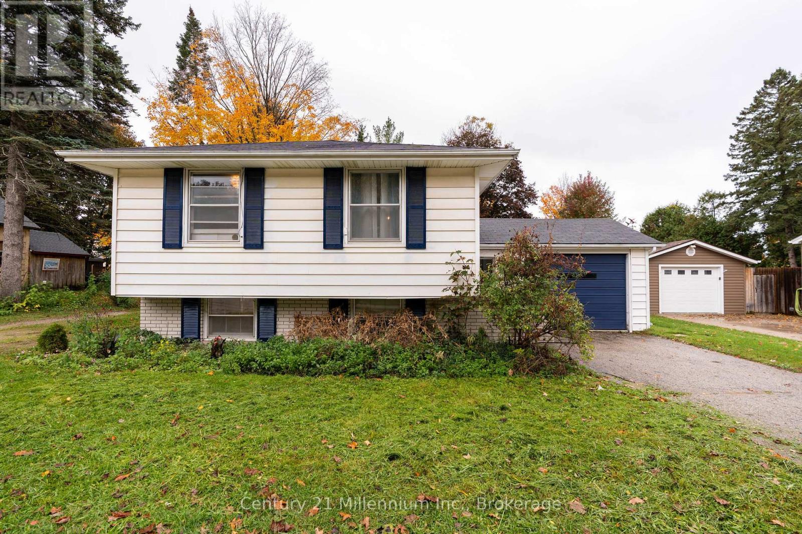 698 Gustavus Street, Saugeen Shores, Ontario  N0H 2C0 - Photo 2 - X12952850