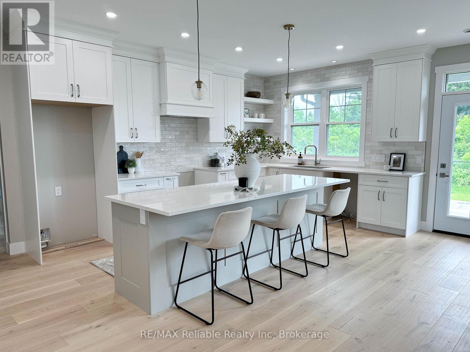 8 Thimbleweed Drive, Bluewater, Ontario  N0M 1G0 - Photo 15 - X12953014