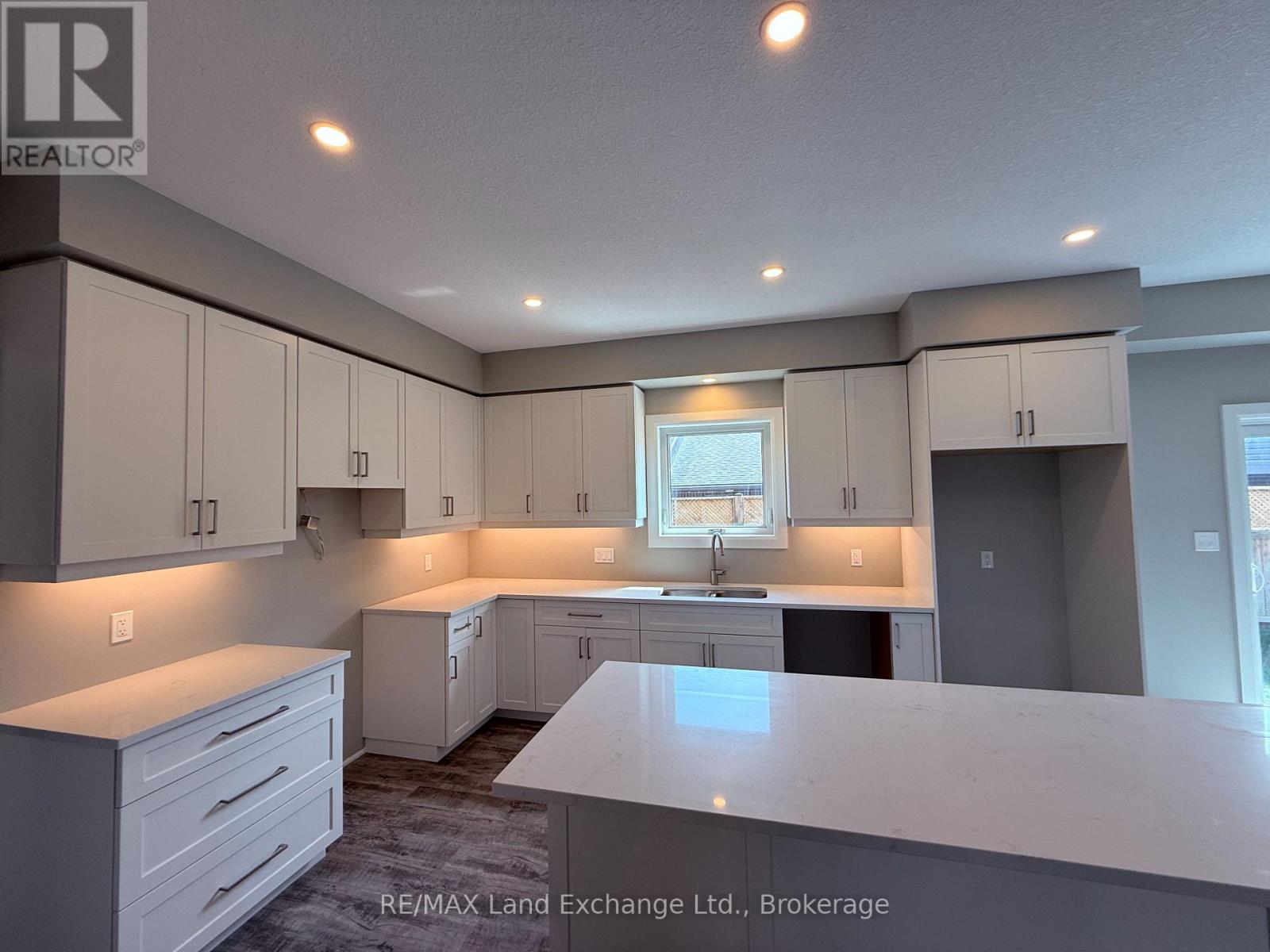 Unit 2 - 8 Golf Links Road, Kincardine, Ontario  N2Z 0G1 - Photo 7 - X12955104