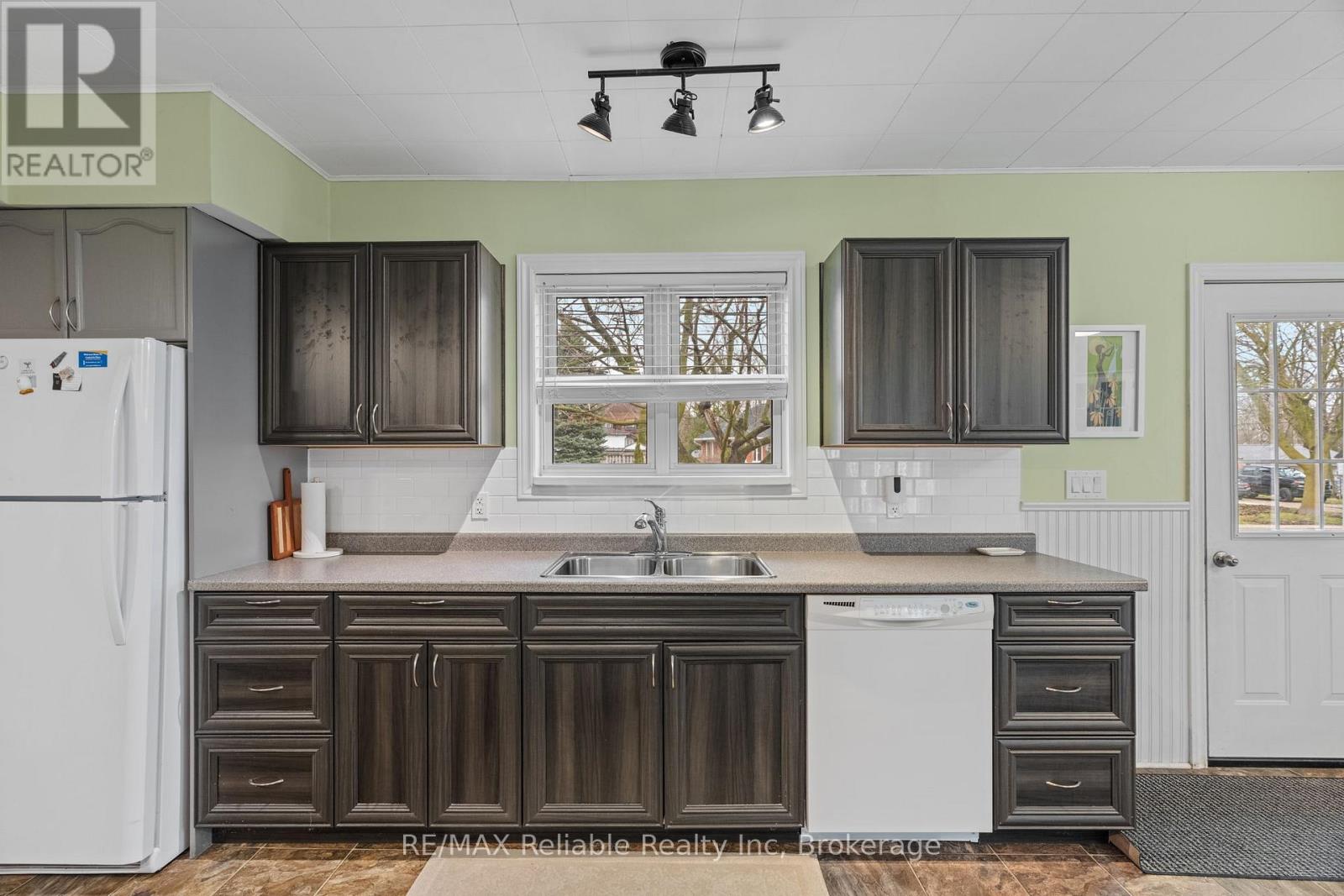 122 Victoria Street, Huron East, Ontario  N0K 1W0 - Photo 8 - X12957756