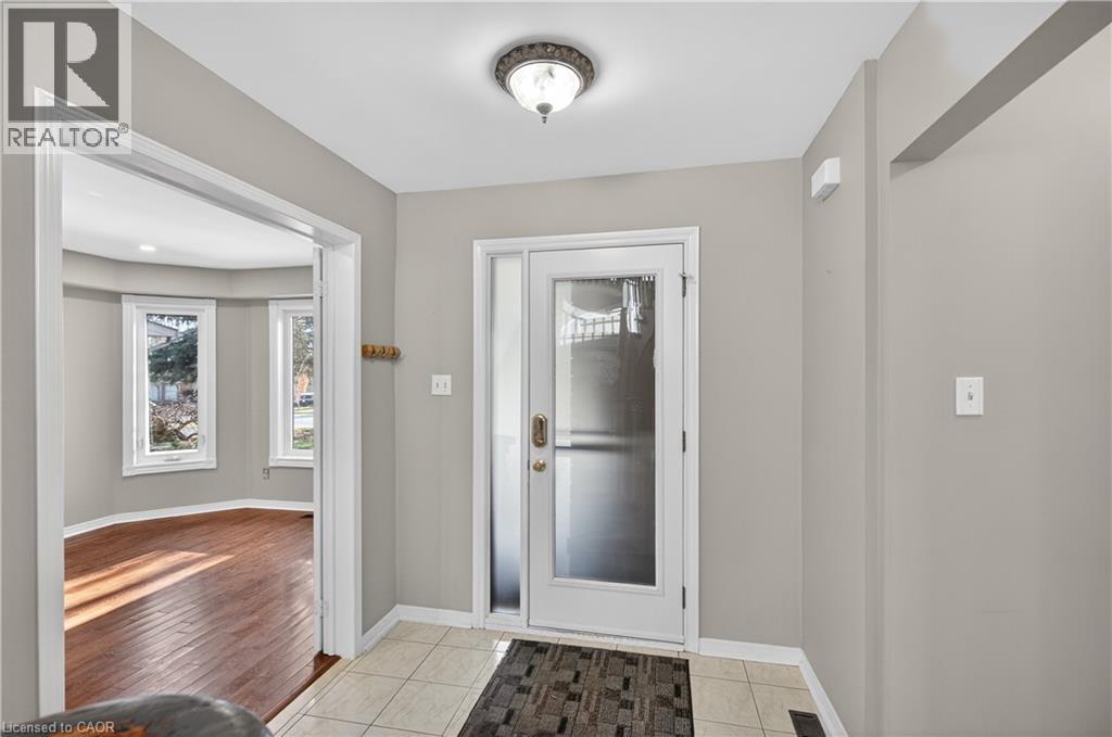 53 Laurendale Avenue, Waterdown, Ontario  L8B 0M6 - Photo 3 - 40817865