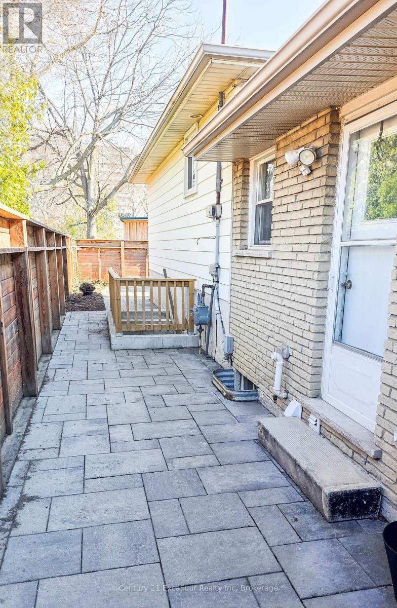 881 Lawrence Road, Hamilton, Ontario  L8K 2A4 - Photo 12 - X12973214