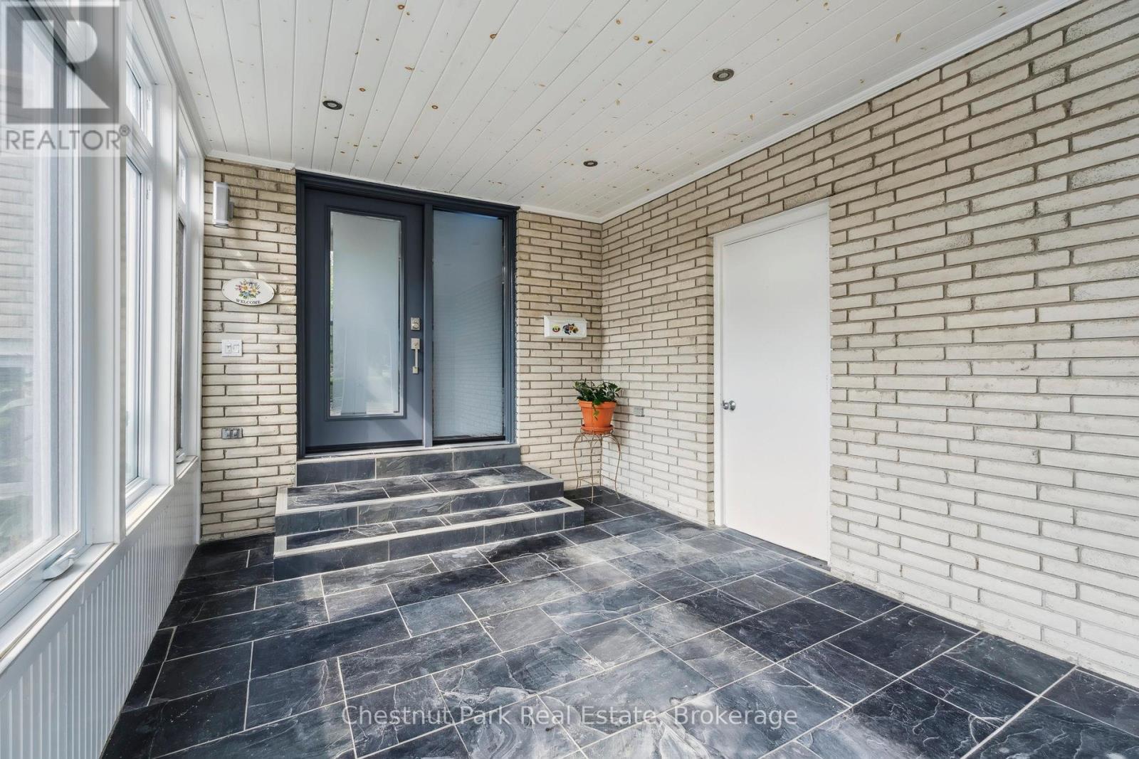 16 Davies Crescent, Barrie, Ontario  L4M 2M3 - Photo 7 - S12978916