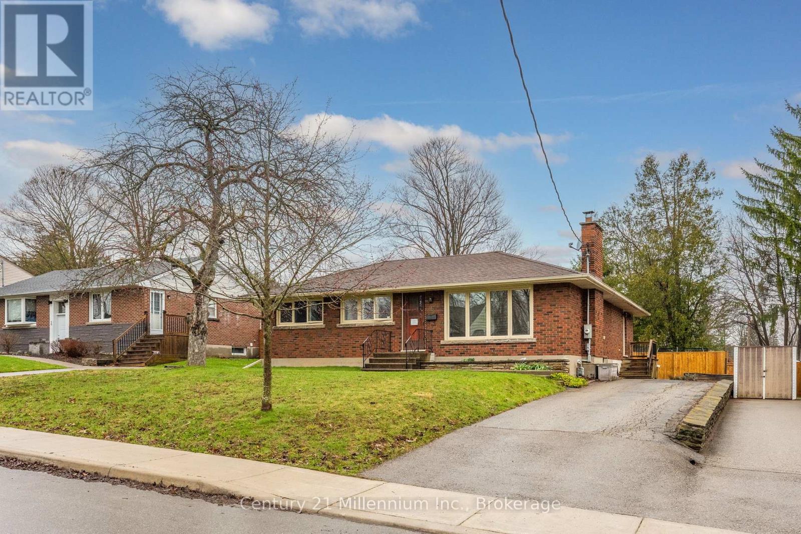 6 EARLSCOURT CRESCENT, Woodstock, Ontario