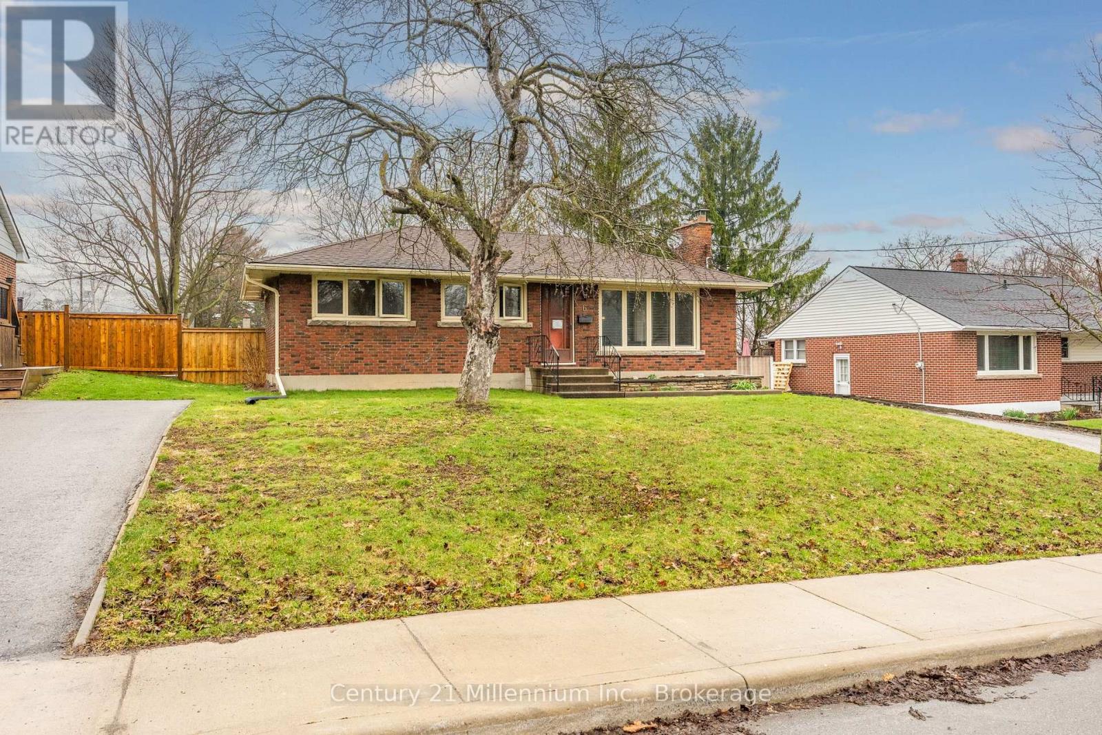 6 Earlscourt Crescent, Woodstock, Ontario  N4S 5H3 - Photo 2 - X12980266