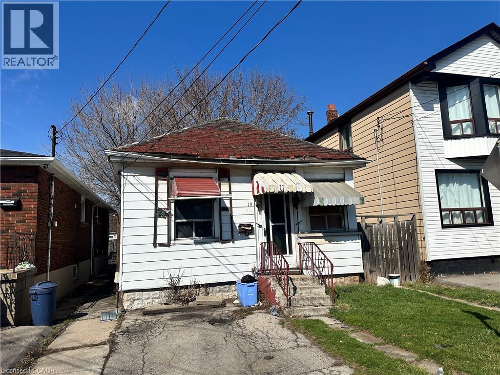 19 VANSITMART Avenue, Hamilton, Ontario