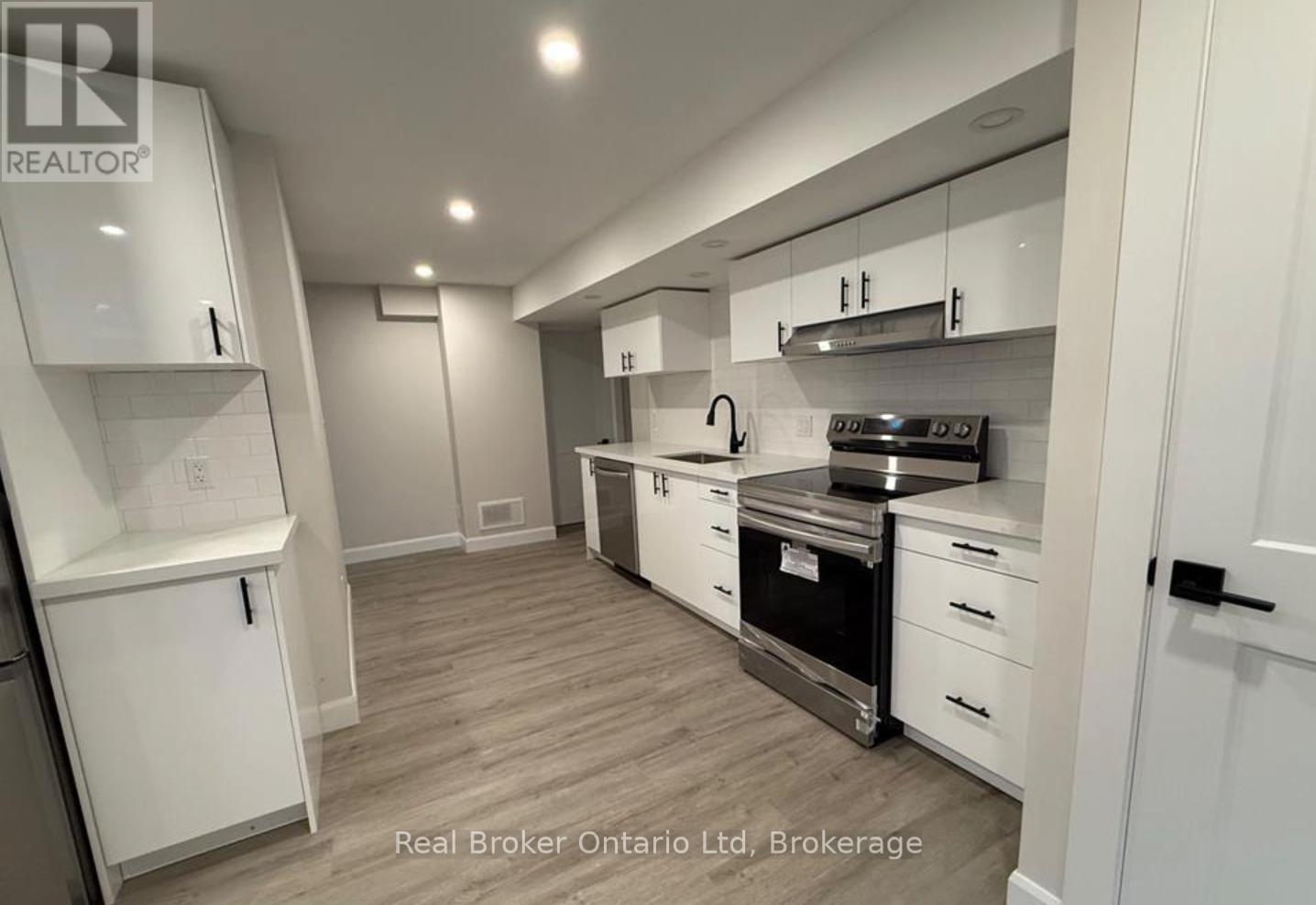 29 Hewitt Place, Barrie, Ontario  L4M 7B3 - Photo 2 - S13010646