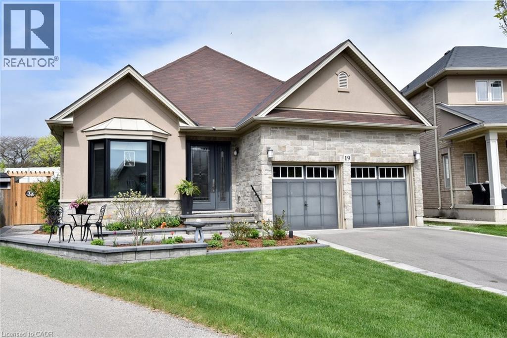 19 DYMENT Court, Ancaster, Ontario