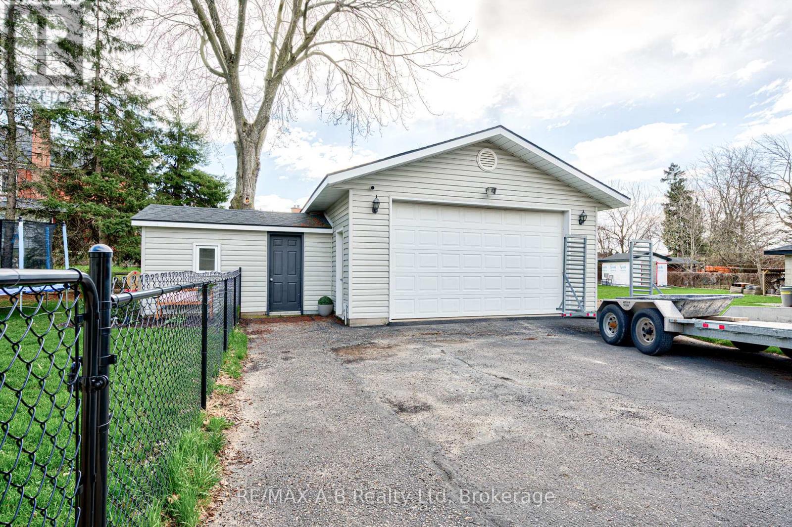 19 Linton Place, Kitchener, Ontario  N2B 2K1 - Photo 35 - X13027398