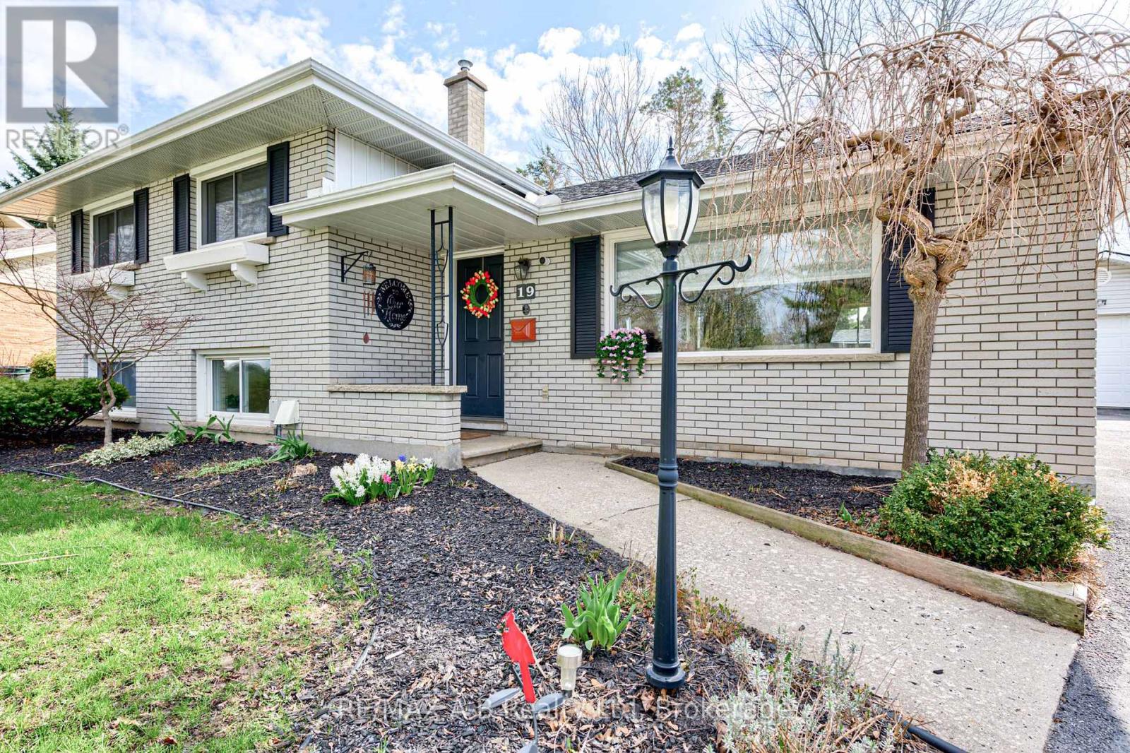 19 Linton Place, Kitchener, Ontario  N2B 2K1 - Photo 4 - X13027398