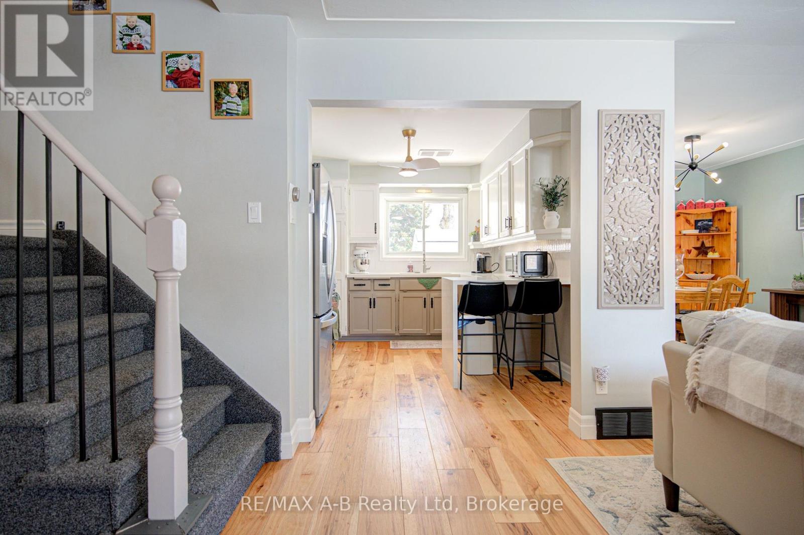 19 Linton Place, Kitchener, Ontario  N2B 2K1 - Photo 7 - X13027398