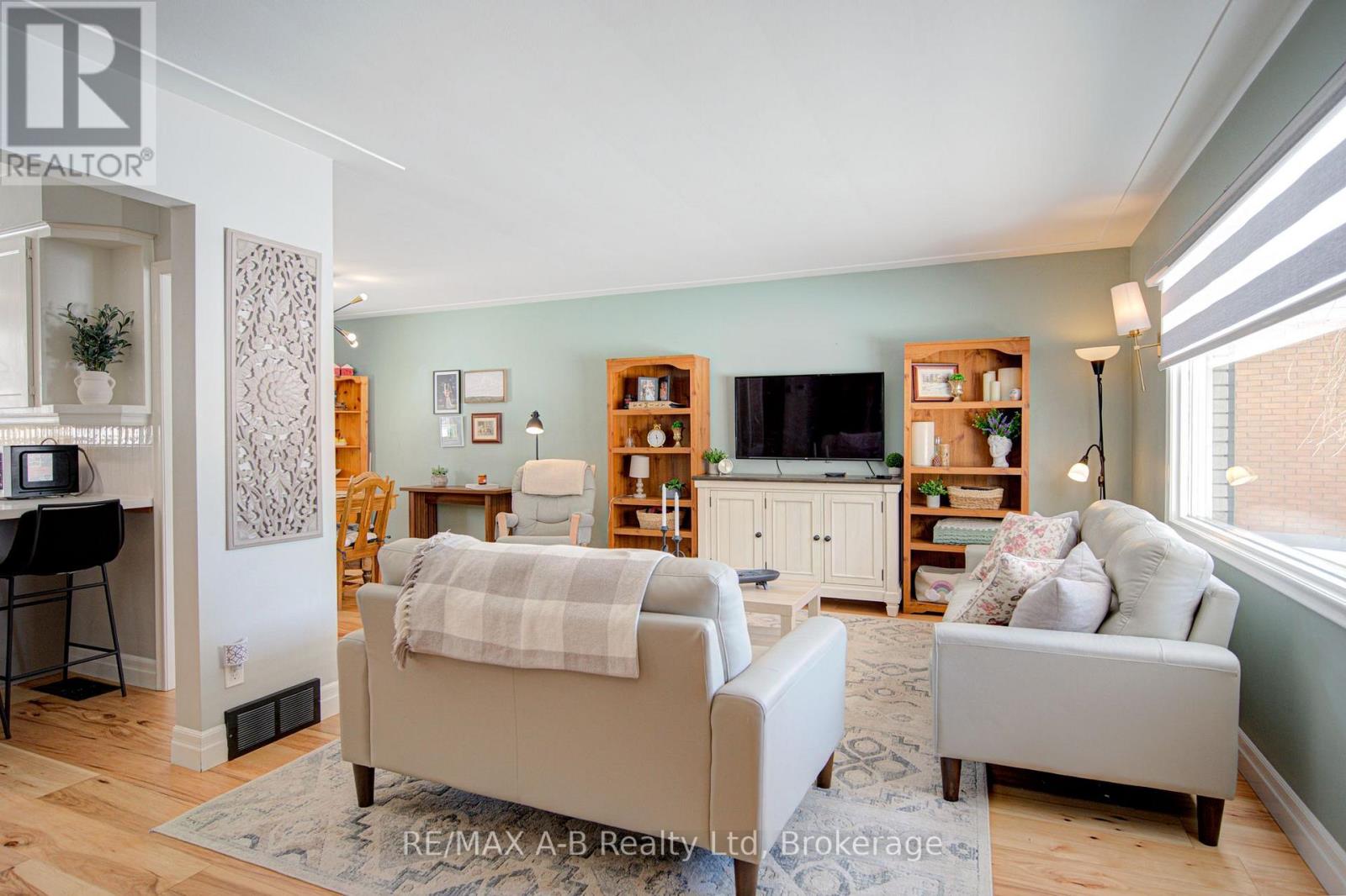 19 Linton Place, Kitchener, Ontario  N2B 2K1 - Photo 8 - X13027398